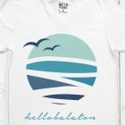 HELLO BALATON LOGÓ FÉRFI V NYAKÚ PÓLÓ FEHÉR